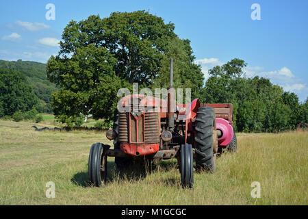 Massey Ferguson MF65 und New Holland Ballenpresse Stockfoto