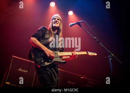 Norwegen, Oslo - Januar 12, 2018. Die norwegische heavy metal band TNT führt ein Live Konzert am Rockefeller in Oslo. Hier Gitarrist Ronni Le Tekrø gesehen wird live auf der Bühne. (Foto: Gonzales Foto - Terje Dokken). Stockfoto