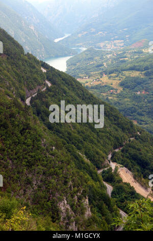 Straße serpetine auf die Berglandschaft Stockfoto