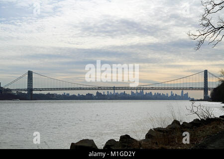 Die George Washington Bridge als aus New Jersey gesehen. Stockfoto