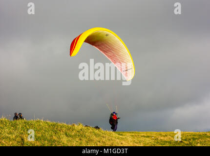 Gleitschirme über den South Downs von East Sussex, UK Stockfoto