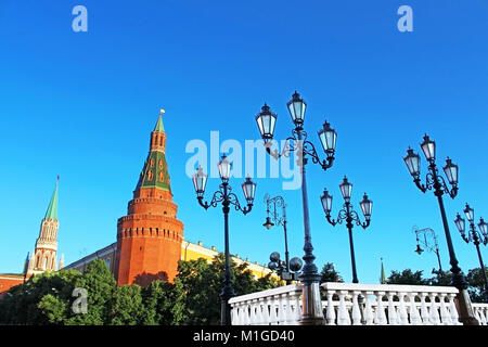Altmodische Straßenlaternen im Sommer in der Nähe von Kreml, Moskau, Russland Stockfoto