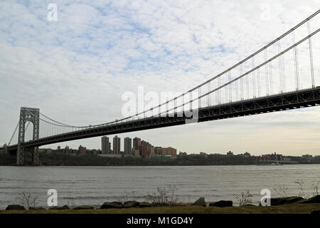 Die George Washington Bridge als aus New Jersey gesehen. Stockfoto