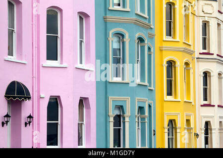 Farbenfrohe hotel Fassaden auf der Esplanade in Tenby, Pembrokeshire, Wales, Großbritannien Stockfoto