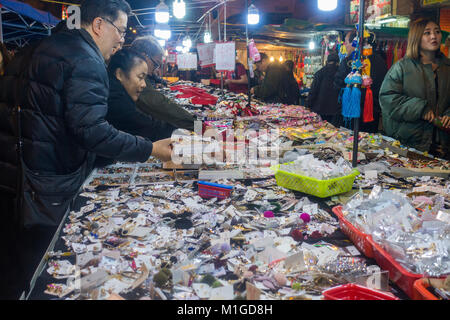 Hong Kong Night Market in der Nathan Road Stockfoto