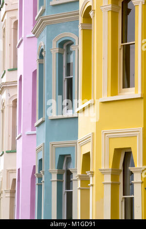 Farbenfrohe hotel Fassaden auf der Esplanade in Tenby, Pembrokeshire, Wales, Großbritannien Stockfoto