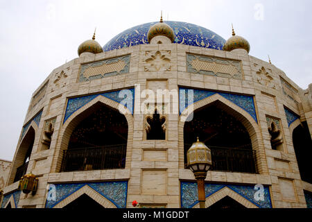 Blaue Kuppel im arabischen Stil Gebäude mit großen Bogenfenstern und verzierten Strassenlaternen. An der Arabischen Küste Attraktion, Disney Sea, Tokio. Stockfoto