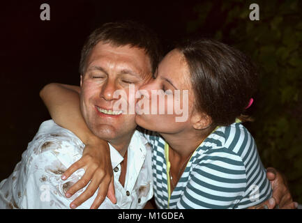 Gerne Vater und Tochter. Junge Mädchen umarmen und küssen ihre glücklichen Vater. Stockfoto