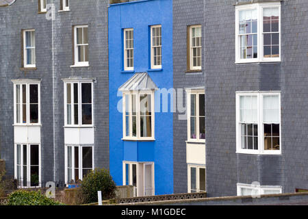 Eine lebendige blau lackiert Haus unter grauem Schiefer in Tenby, Pembrokeshire, Wales, Großbritannien Stockfoto