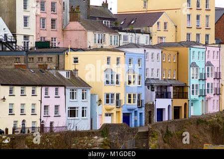 Vielfältige farbenfrohe Häuser über dem Hafen von Tenby, Pembrokeshire, Wales, Großbritannien Stockfoto