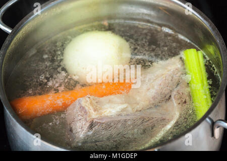 Kochen Suppe - kochen Rinderbrühe im Eintopf pan Nahaufnahme Stockfoto