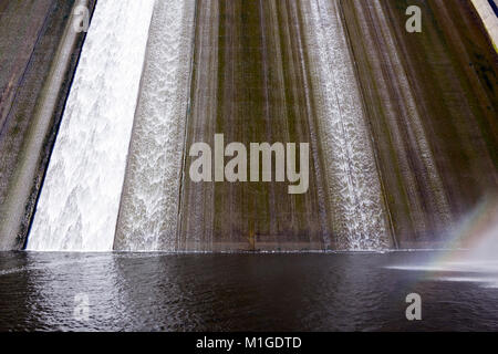 White Water overspill run off auf der stark sonnenbeschienenen Betonwand der Llys y Fran Behälter Dam, Pembrokeshire, Wales, Großbritannien Stockfoto