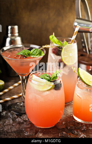 Grapefruit und Limette Cocktails in verschiedenen Gläser und Barkeeper Tools Stockfoto