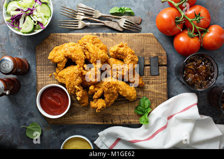 Paniertes Huhn Angebote mit Ketchup, Salat und Soda Stockfoto