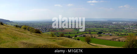 Panoramablick vom Selsley Common auf den Fluss Severn und den Forest of Dean über ein Patchwork von Feldern im Severn Val, Gloucestershire, Großbritannien. Zusammengesetztes Panorama. Stockfoto