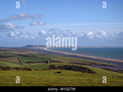 Anzeigen von Chesil Beach am späten Nachmittag Sonne, nach Osten in Richtung Portland und 14. Jahrhundert St Catherine's Kapelle, Dorset, Großbritannien Stockfoto