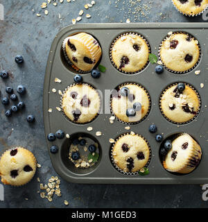 Blueberry Muffins mit Hafer in einem Muffin tin Overhead shot Stockfoto