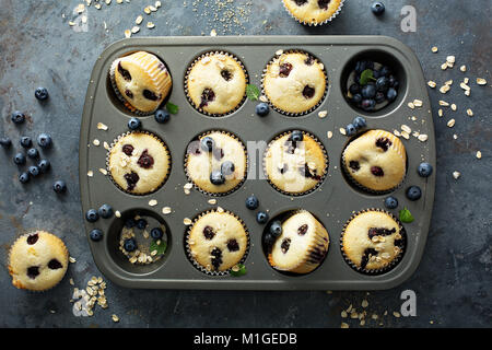 Blueberry Muffins mit Hafer in einem Muffin tin Overhead shot Stockfoto