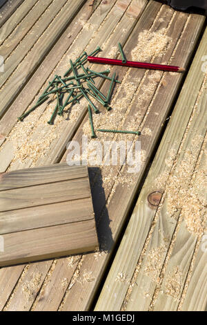 Eine neue Holzterrasse im Bau Stockfoto