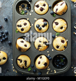 Blueberry Muffins mit Hafer in einem Muffin tin Overhead shot Stockfoto