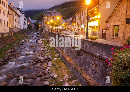 Die Nere River Crossing das Dorf von Vielha, in das Tal Val d'Arán, Pyrenäen, Katalonien, Spanien Stockfoto