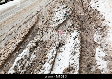 Schmutzige Schnee auf städtischen Straßen nach Schneefall in der Stadt Moskau im Winter Stockfoto