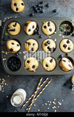 Blueberry Muffins mit Hafer in einem Muffin tin Overhead shot Stockfoto