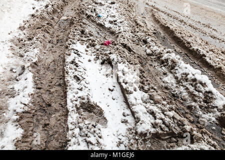 Schmutzige Schnee am Straßenrand nach Schneefall in der Stadt Moskau im Winter Stockfoto