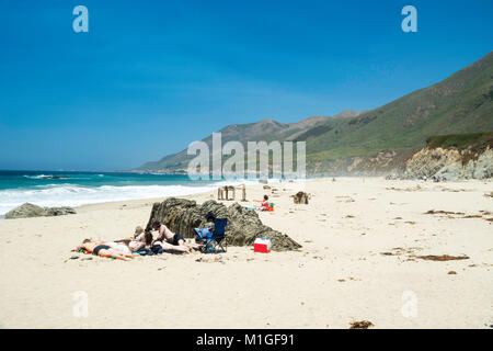 Sonnenanbeter auf Garrapata Strand, entspannen Sie sich in der Nähe von Carmel-by-the-Sea, entlang der Autobahn 1, Monterey County, Kalifornien. Stockfoto