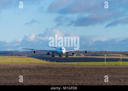 White Airbus A340-300 am Ende der Start- und Landebahn Stockfoto