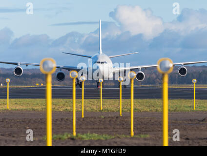 White Airbus A340-300 am Ende der Start- und Landebahn Stockfoto