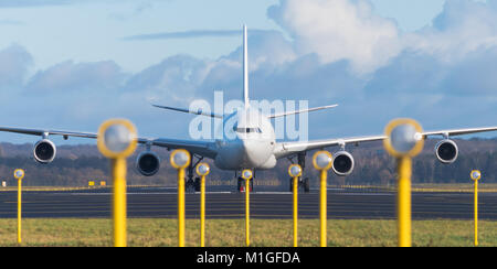 White Airbus A340-300 am Ende der Start- und Landebahn Stockfoto