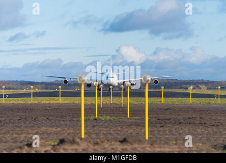 White Airbus A340-300 am Ende der Start- und Landebahn Stockfoto