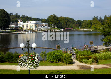 Bunte Sommerblumen am See Bagnoles de l'Orne, Calvados, Basse-Normandie, Frankreich Stockfoto