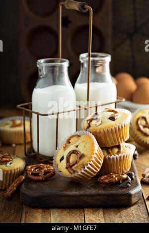 Chocolate Chip und Brezel Muffins mit Milch auf hölzernen Hintergrund für Dessert Stockfoto