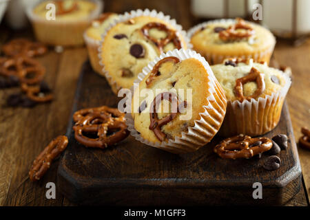 Chocolate Chip und Brezel Muffins mit Milch auf hölzernen Hintergrund für Dessert Stockfoto