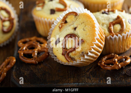 Chocolate Chip und Brezel Muffins mit Milch auf hölzernen Hintergrund für Dessert Stockfoto