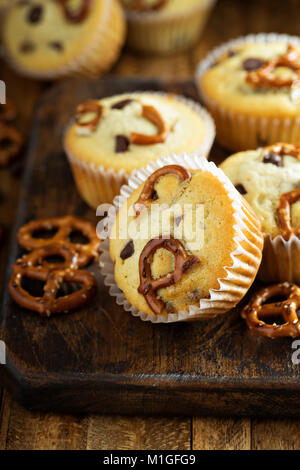 Chocolate Chip und Brezel Muffins mit Milch auf hölzernen Hintergrund für Dessert Stockfoto