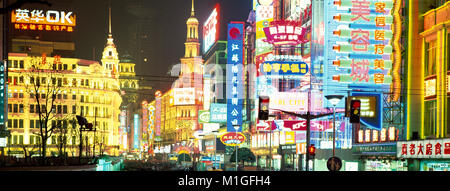 Nanjing Road bei Nacht, Shanghai, Volksrepublik China Stockfoto