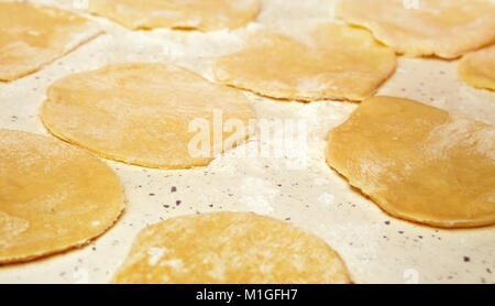 Kochen Ravioli, Teigstücke auf einem Tisch Stockfoto