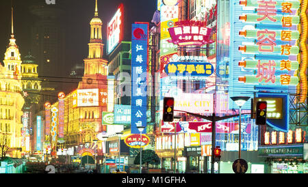 Nanjing Road bei Nacht, Shanghai, Volksrepublik China Stockfoto