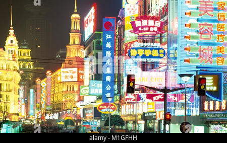 Nanjing Road bei Nacht, Shanghai, Volksrepublik China Stockfoto