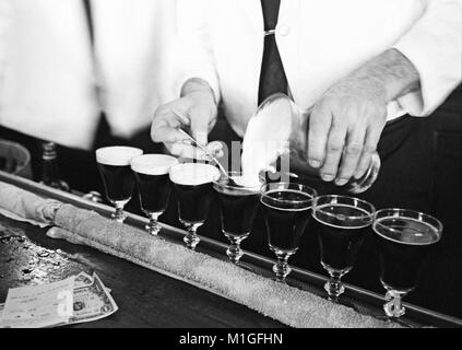 Barkeeper gießen die Creme auf die Irish Coffee Drinks an der berühmten Buena Vista Café in San Francisco Kalifornien Stockfoto