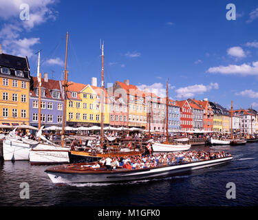 Touristen auf Vergnügen Boot, Nyhavn, Kopenhagen, Dänemark. Stockfoto