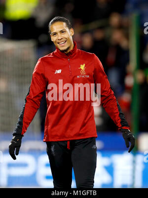 Liverpool Vergils van Dijk Warm-up vor dem Premier League Match am John Smith's Stadion, Huddersfield. Stockfoto
