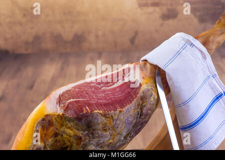 Jamon Serrano. Traditionelle spanische Schinken hautnah. Trocken spanische Schweinefleisch Schinken alten Vintage Holz- Hintergrund ausgehärtet Stockfoto