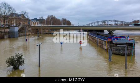 PARIS, Frankreich, 29. Januar 2018: Der Fluss Seine steigt deutlich und erhöht die Gefahr von Überschwemmungen in Paris in den letzten Tagen des Januar 2018. Stockfoto