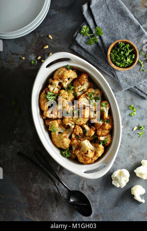 Blumenkohl mit gerösteten Pinienkernen und frische Petersilie Stockfoto