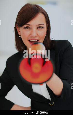 Frau spricht in ein Megaphon eine öffentliche Bekanntmachung. Stockfoto