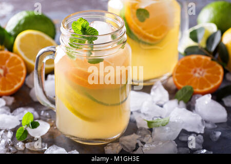 Citrus Limonade mit Scheiben von Orangen, Zitronen und Limetten in Maurergläser Stockfoto